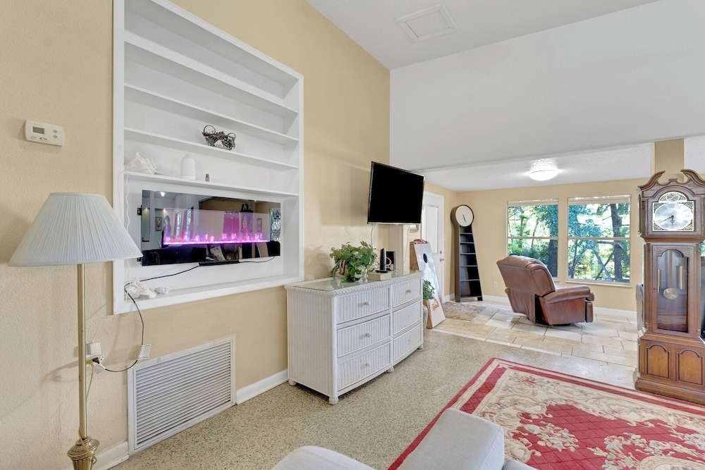 Modern Family Retreat Near Orlando Attractions