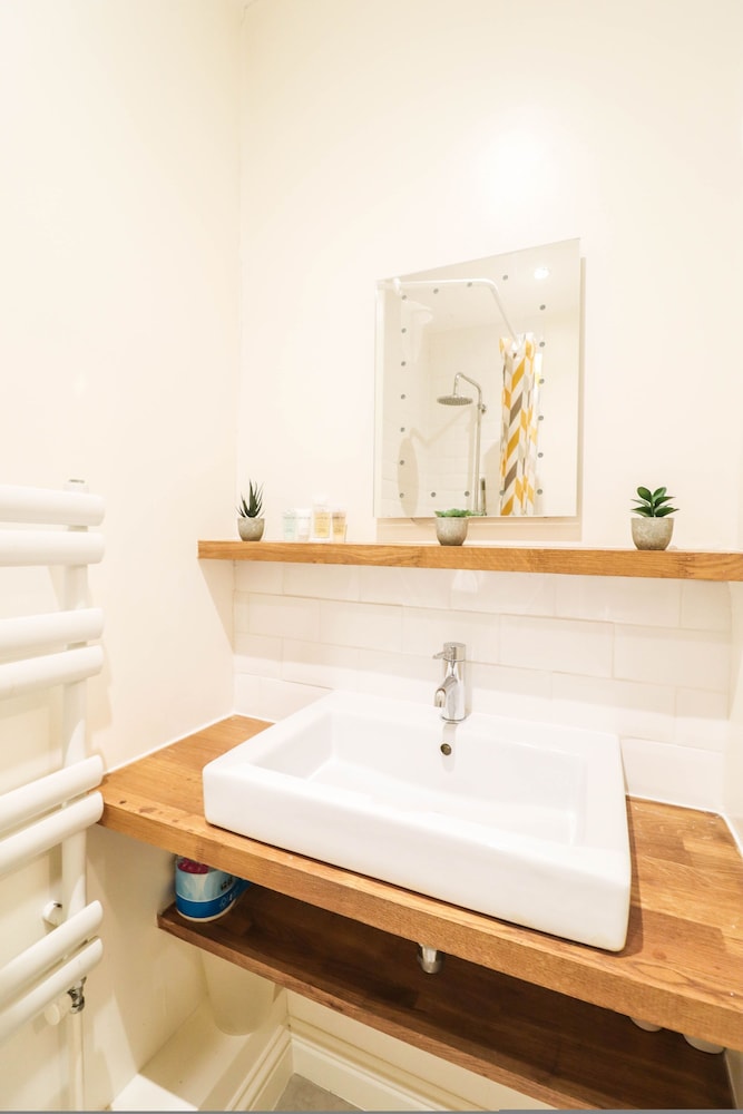 Right by Oval Station - 2 bed Flat Free Wifi