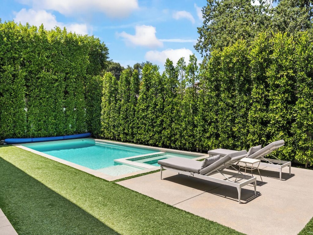 Casa Leona - Modern Masterpiece Behind Private Gates w/ Pool & Chef's Kitchen