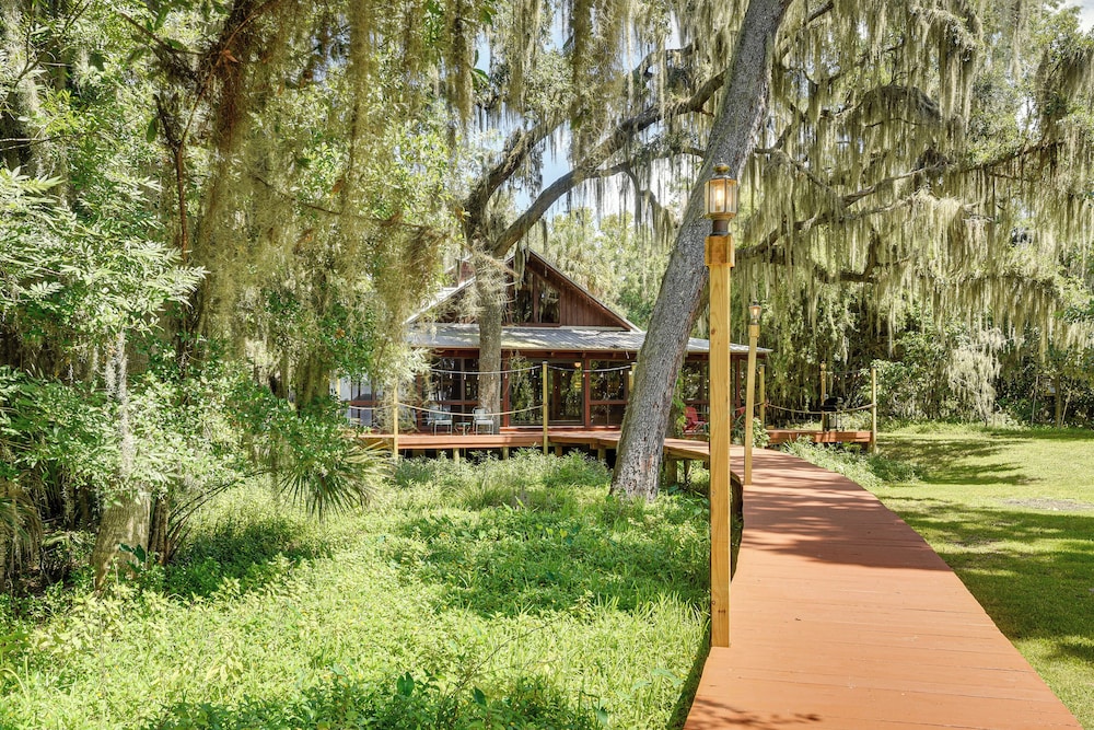 Little Lake George Hideaway w/ Furnished Boathouse