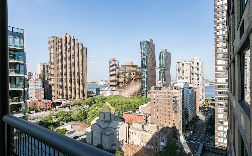 Bright 2 Bedrooms 2 Bathrooms Unit With Balcony