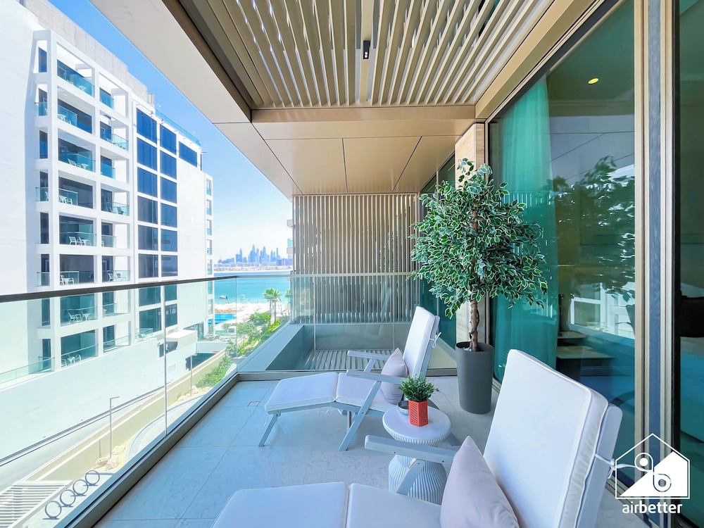 Luxury Beachfront 1BR on Palm Jumeirah & Balcony