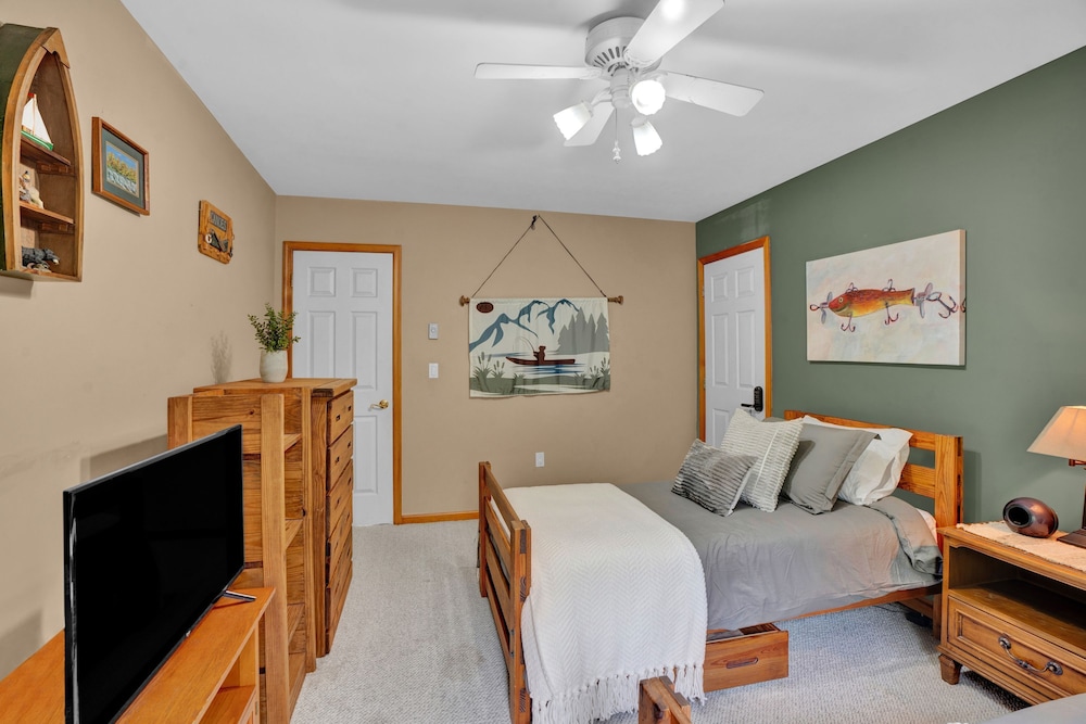 Lakefront Escape - Family Friendly Kayaks