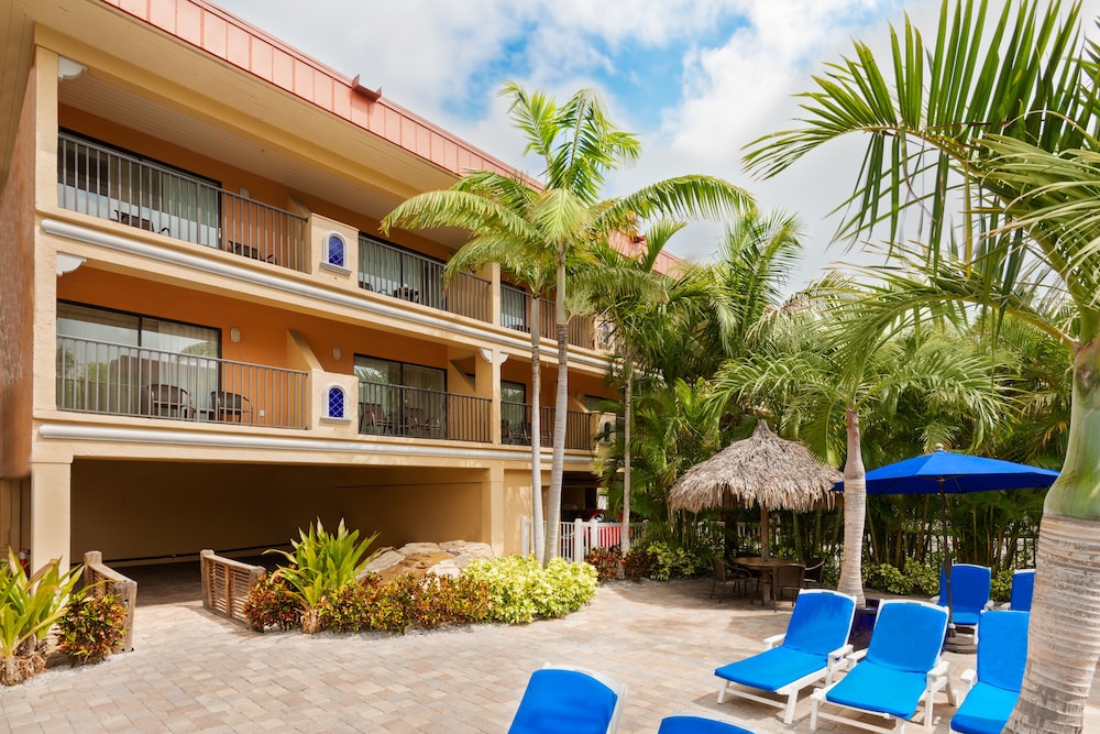 Hotel Coconut Cove All-Suite Hotel - Image 1