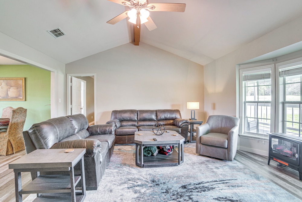2 Mi to Lake Monticello: Home w/ Large Decks!