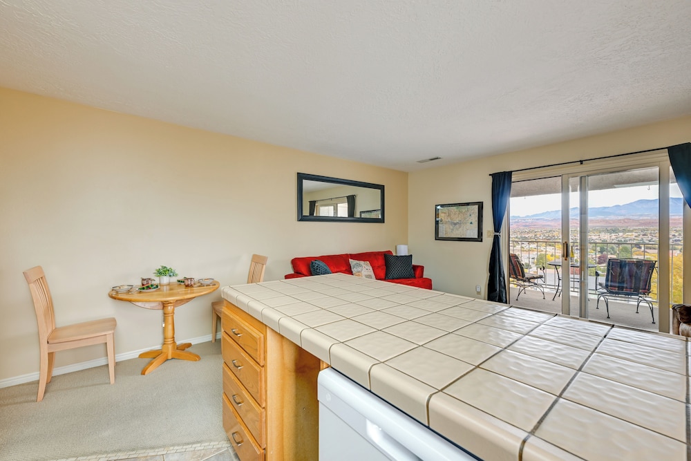 Las Palmas Condo w/ Pool Access in St George!