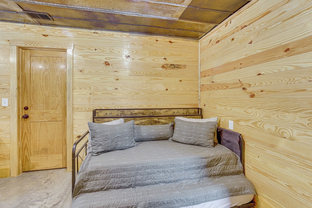 3 Mi to Water: Logan Martin Lake Cabin Getaway
