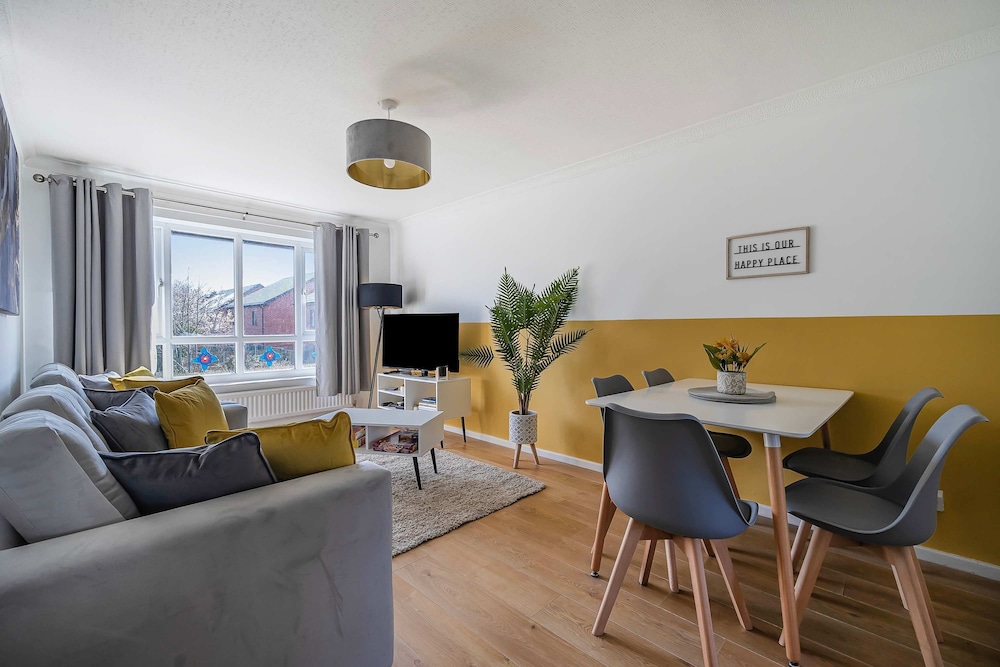 Stylish 2BR Apartment Near MCR Airport