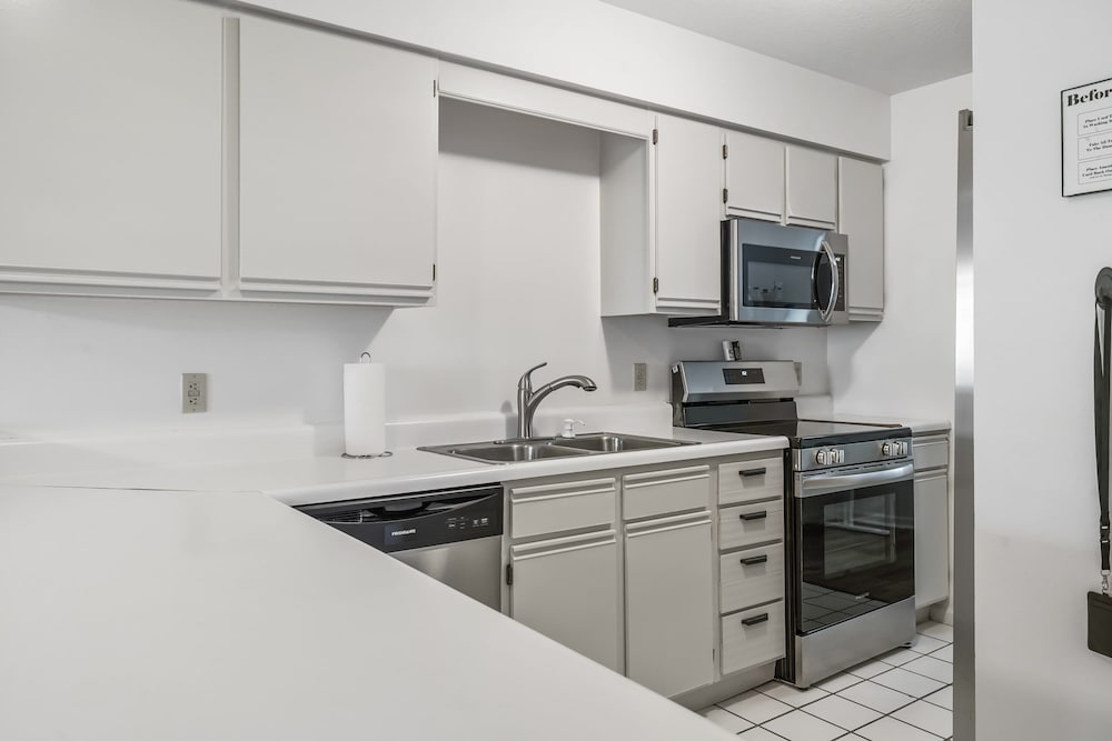 Royal Ridge Modern Condo for 4