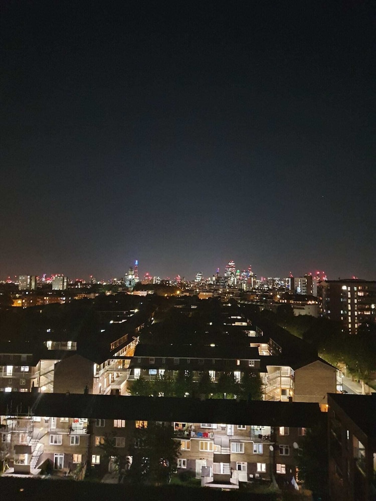 Modern 1 Bedroom Apartment Near Canary Wharf With Balcony