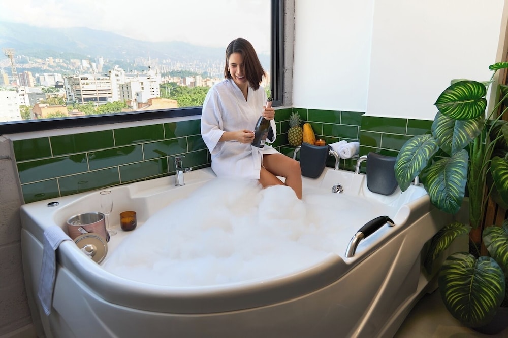 Rosa Negra Suite w/ Jacuzzi Near Stadium