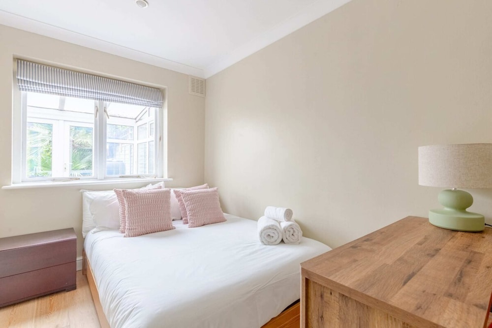 Gorgeous 2BD Garden Getaway, Victoria Park