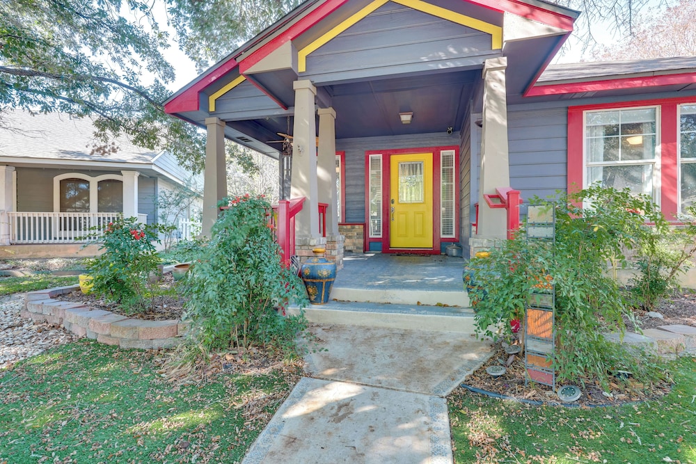 Dog-friendly Retreat w/ Yard, 22 Mi to Dtwn Austin