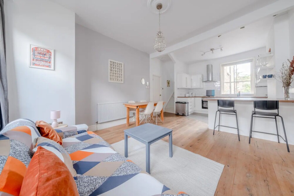 Lovely 3 Bedroom Apartment in Clapton With Garden