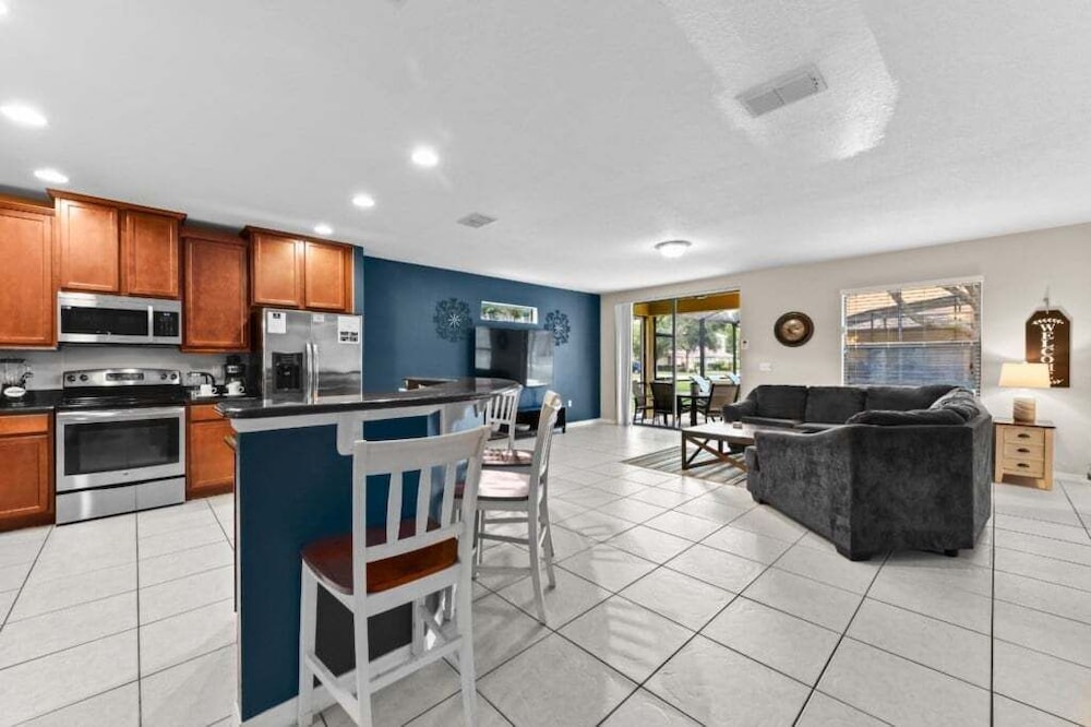 Spacious 6br Villa W/ Private Pool near Disney 6 Bedroom Villa