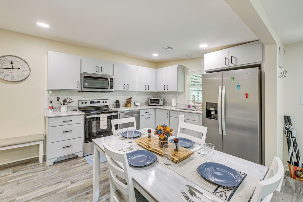 Lake Hamilton Retreat w/ Kayaks & Spacious Yard!