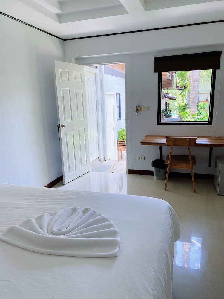The Reef Hotel & Studios