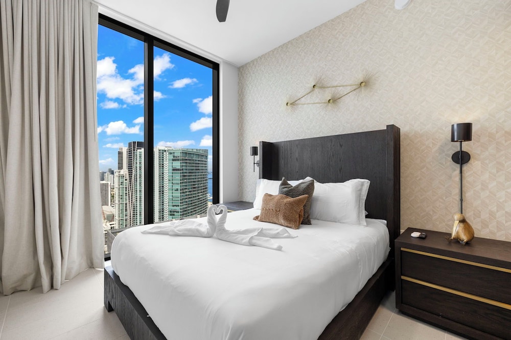 Lux Studio W City Views and Pool