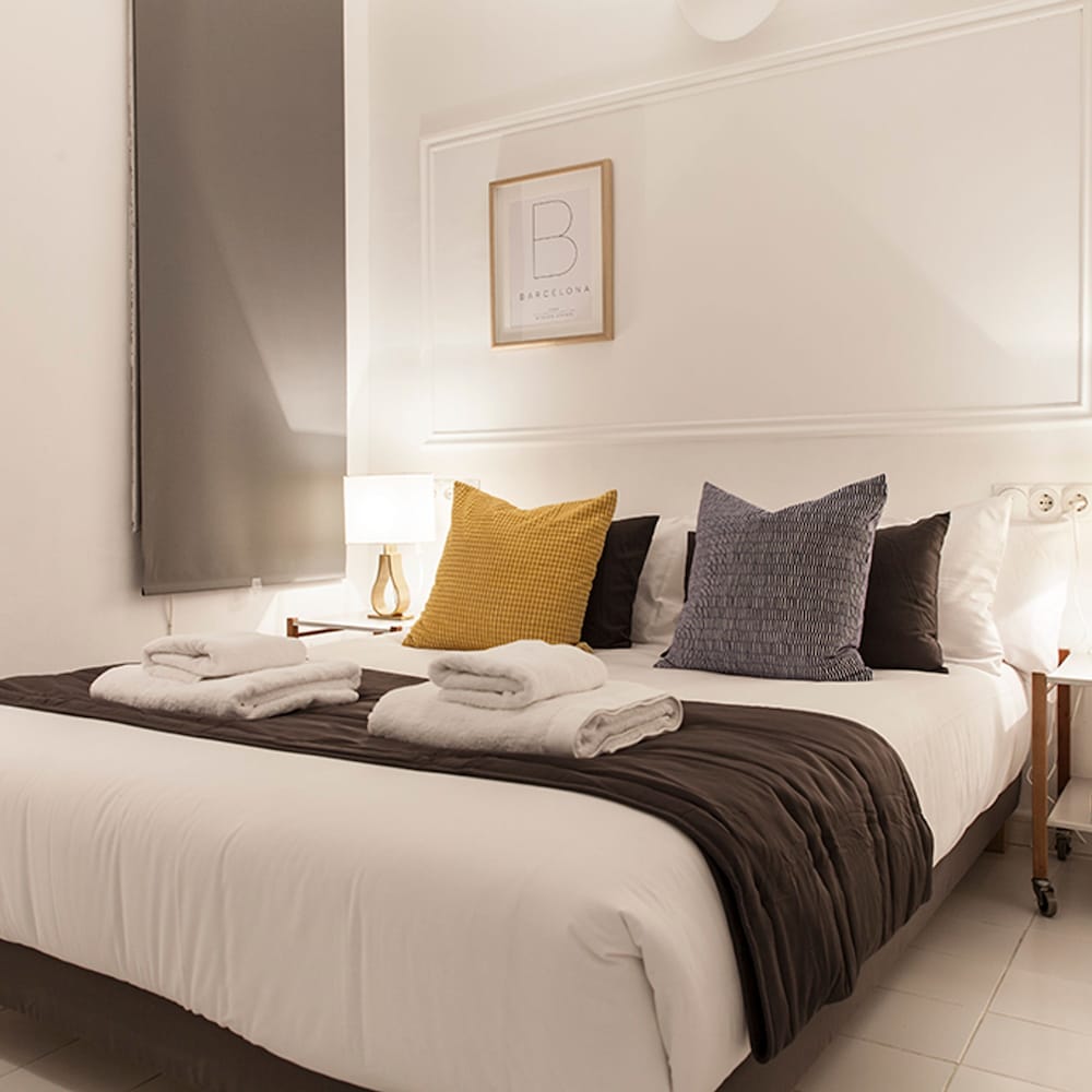 Sagrada Familia Modern ART APT Wi-fi AC Smart TV By Myrentalhost