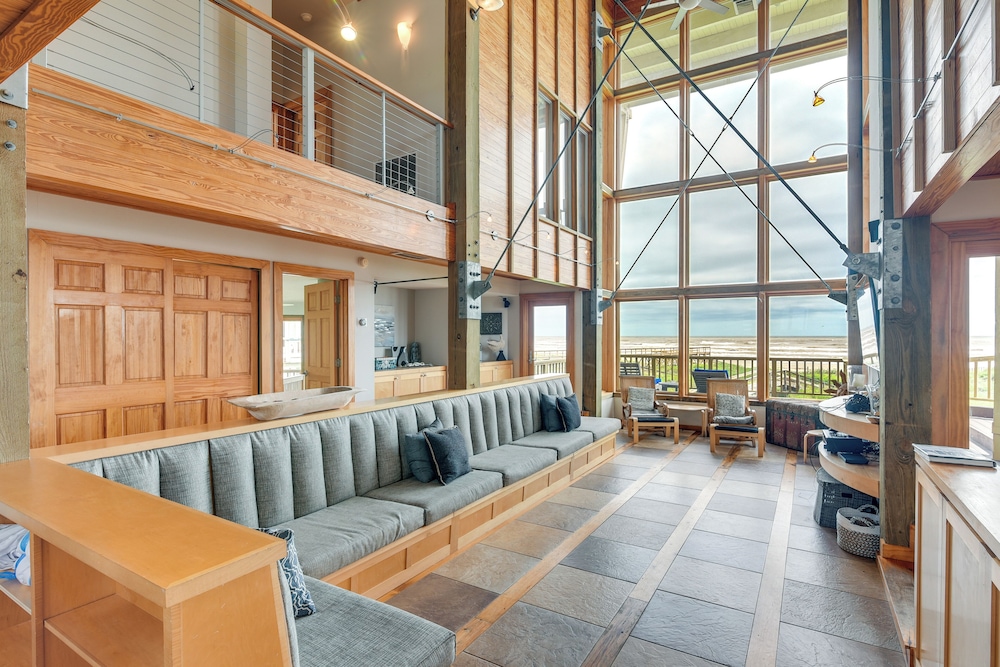 Oceanfront Home w/ Beach Access in Galveston