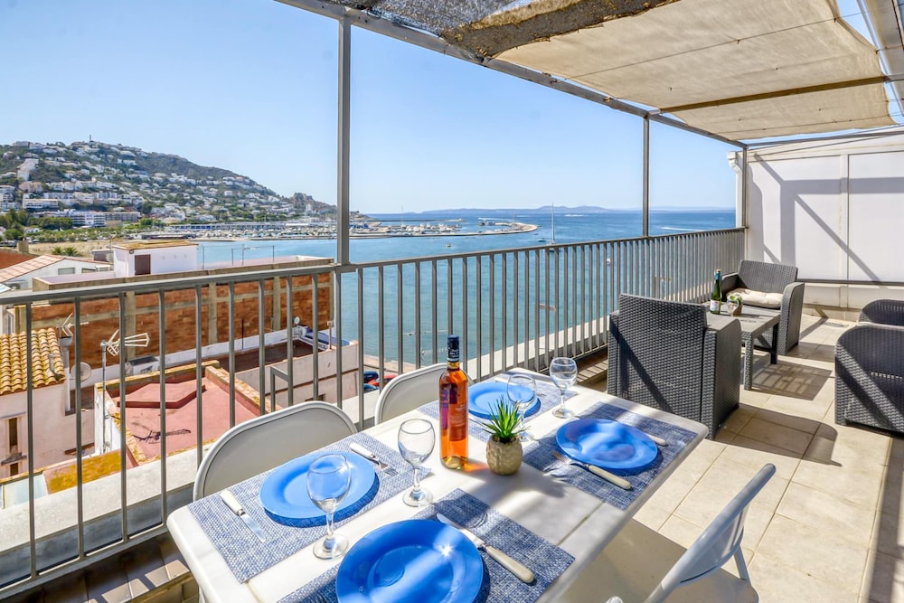 Apartment in Roses Near Beach