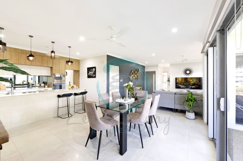 Zenhouse Vista Elegant 5-br Coastal Haven