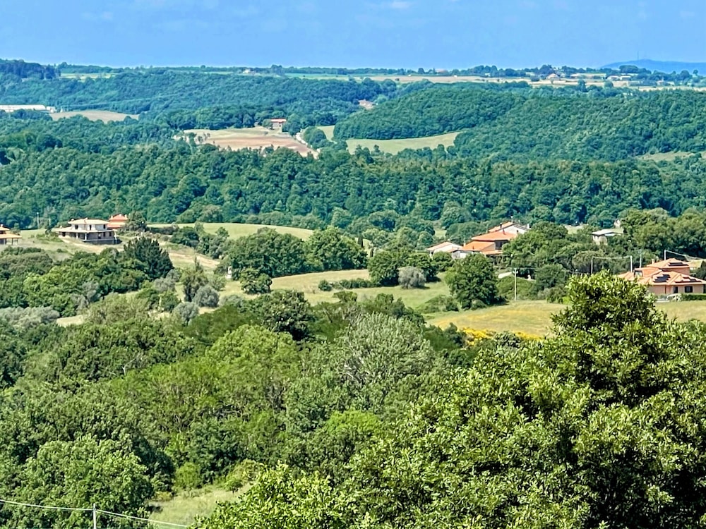 Charming Villa in Umbria - Sleeps 16 - Lake View - Pool, Jacuzzi and Events Room
