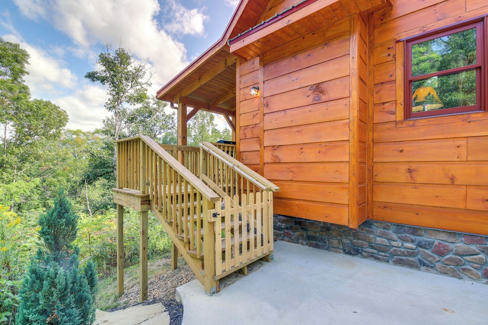 Sevierville 'woods Retreat' Cabin w/ Mtn View view 4