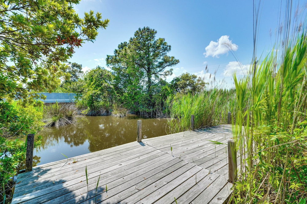 Hot Tub & Bay Views: Kill Devil Hills Haven!