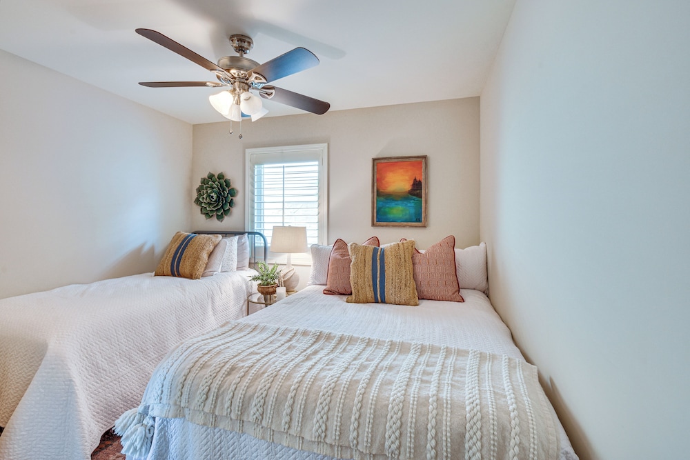 Lakefront Fun Near Clemson! Retreat w/ Pool Access