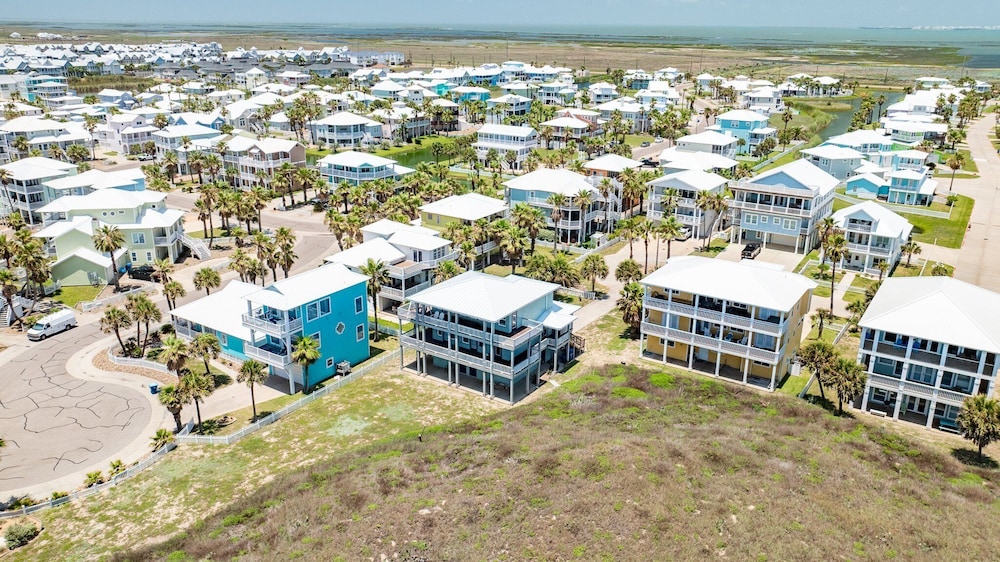 Beach Front Baby Ocean Views, Golf Cart & Pet Friendly!
