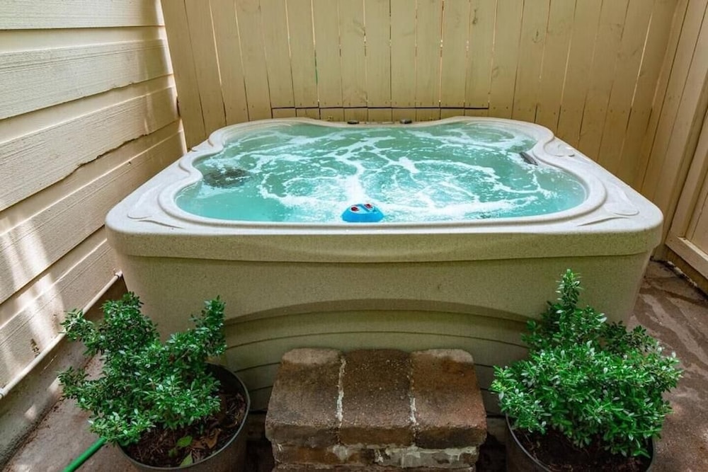 Gatlinburg Couples Retreat w Hot Tub Fire Pit