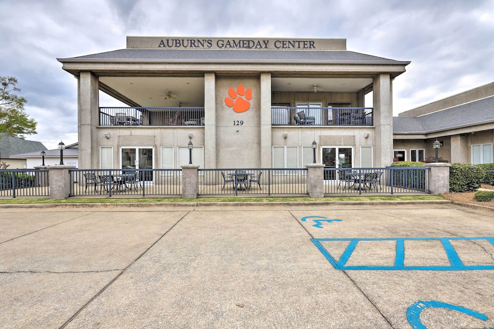 Auburn Gameday Center Studio: Walk to Arena!