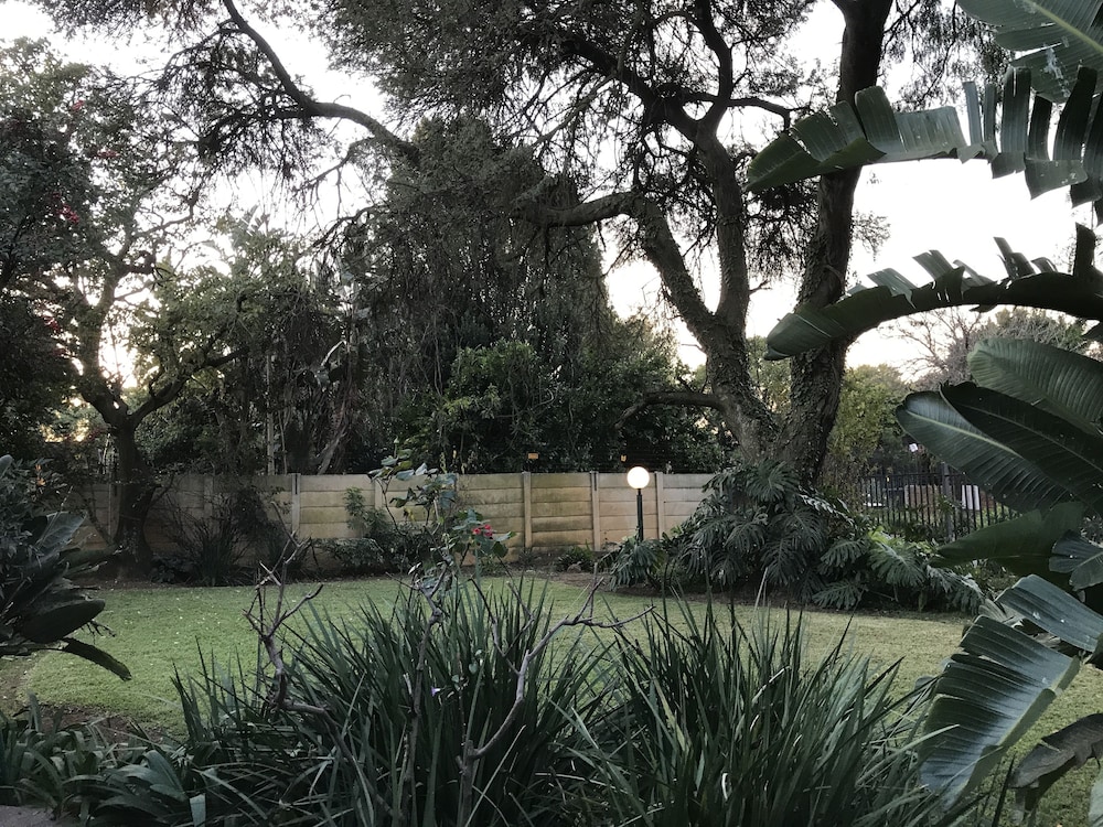 Aerotropolis Guest Lodge