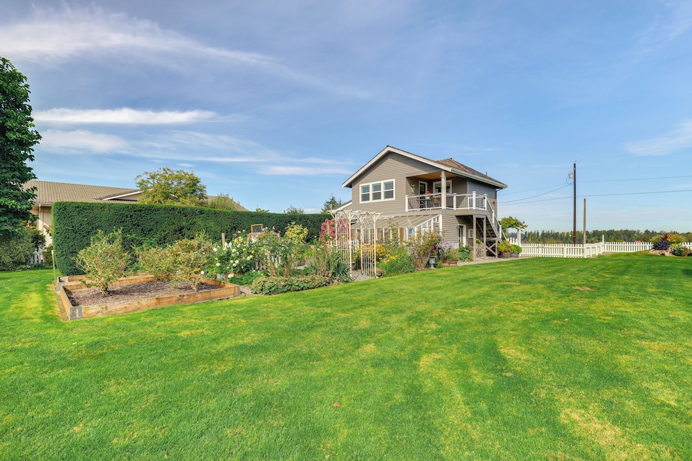 Idyllic Enumclaw Studio w/ Mount Rainier Views view 5