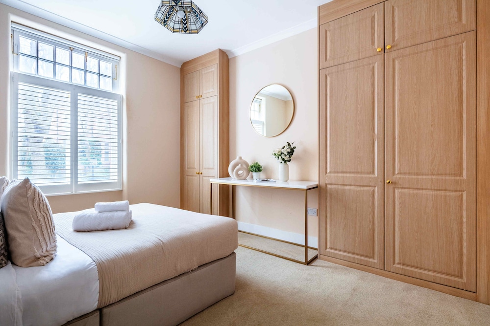 Stylish 3BR 2BA in Mayfair by Hyde Park