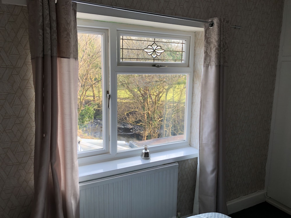 3br-sleeps6-garden-mountain &near 4 Falls Walks on view 5