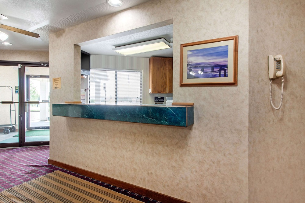 Econo Lodge Oacoma - Chamberlain West view 3