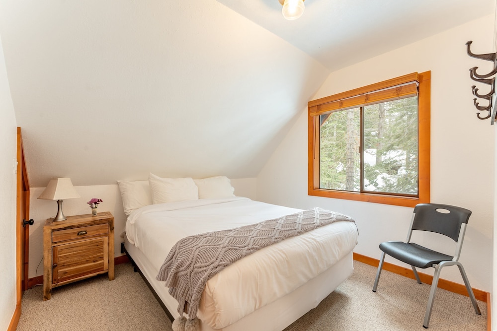 Indigo Owl by Avantstay Cabin w/ Firepit Minutes to Lake & Slopes view 5