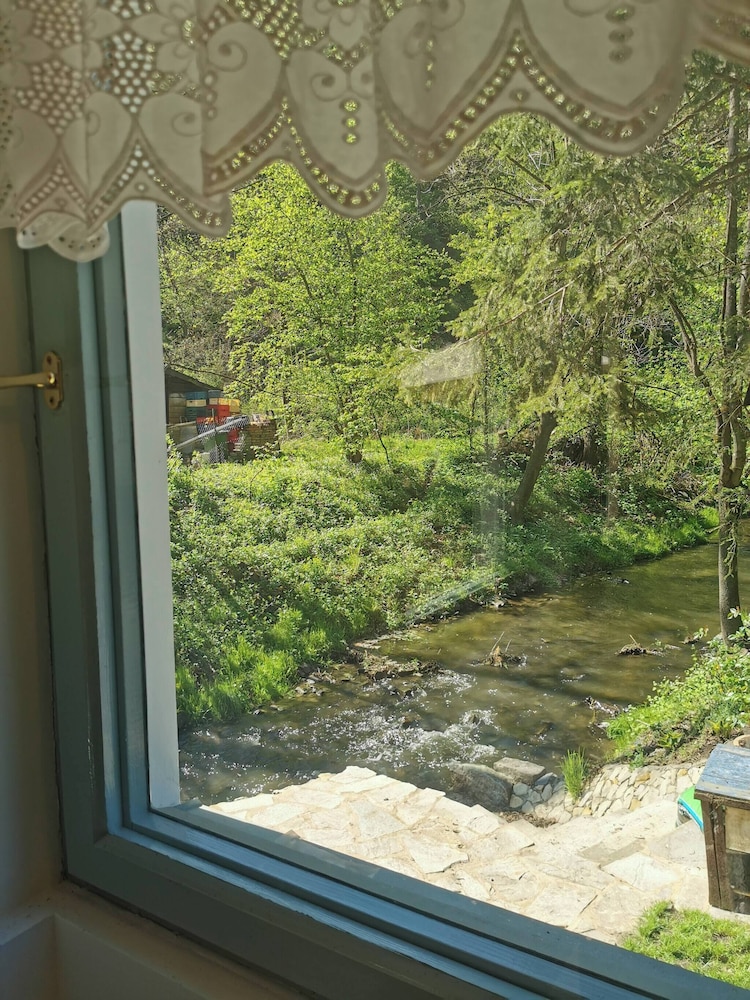 Sunny Wooden House on Creek, 30 Minutes Prague
