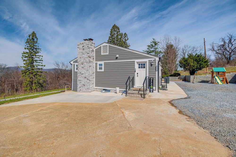 5 Mi to Dtwn: Family-friendly Home in Roanoke!