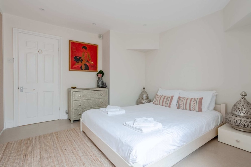 Charmingly Unique and Recently Refurbished Watchman's Lodge in Camden Town