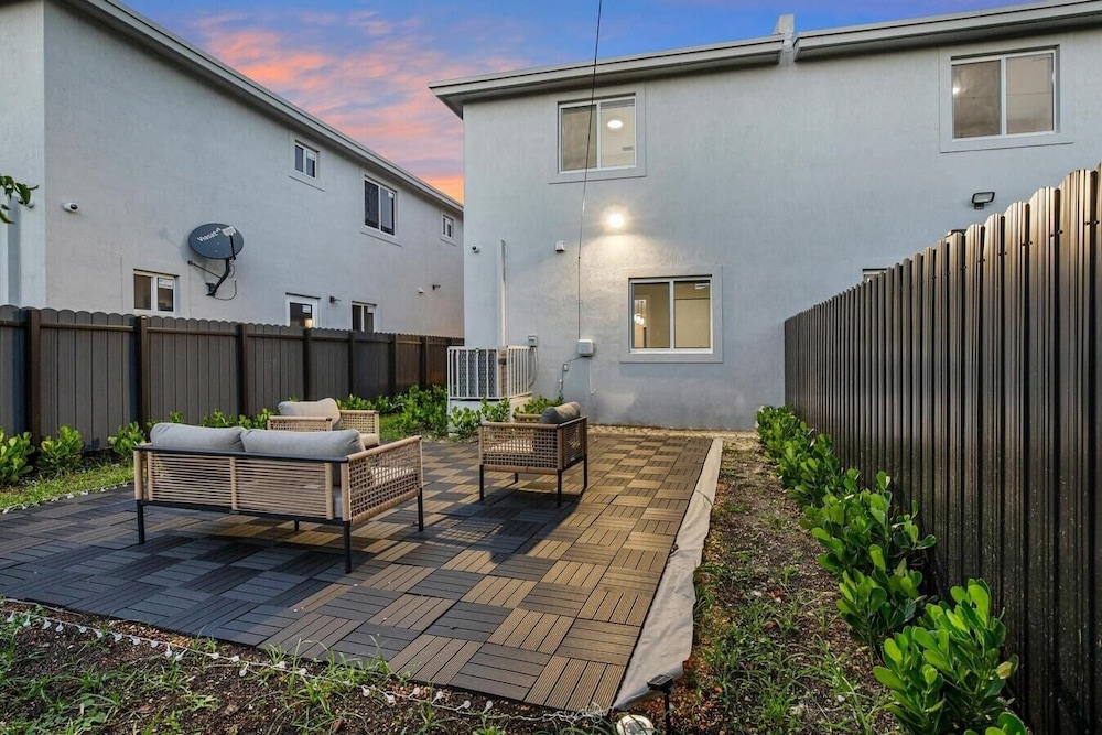 Luxurious 4BR Miami Home With Large Patio & Outdoor Space!