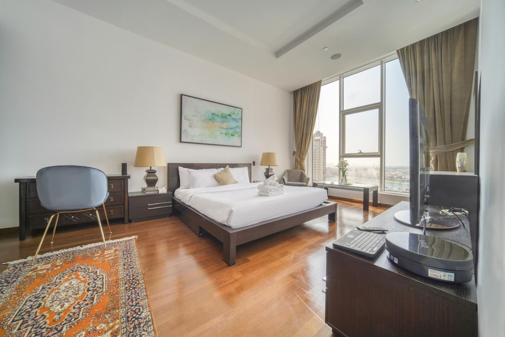 Waterfront Sea View Apt w Wow Factor on The Palm