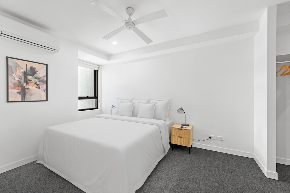 Stylish West End Stay With Rooftop Pool & BBQ