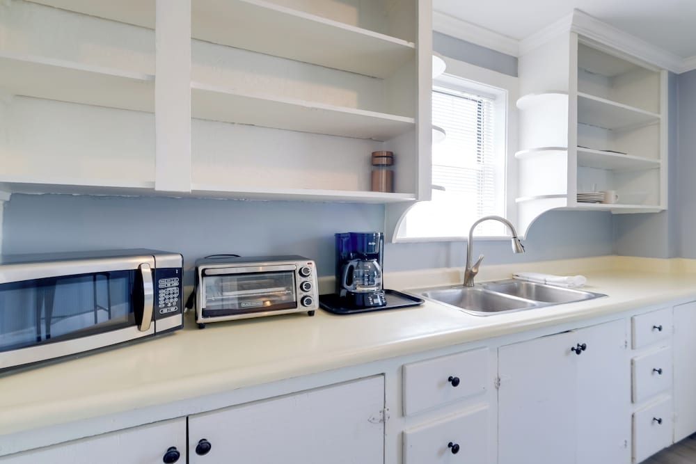 Near Shops, Eats & Trails: Loudon County Apt!