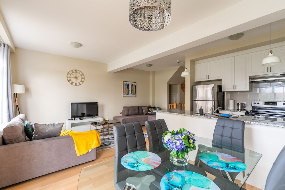 Modern 3BR 2BA Townhome in Lakeshore