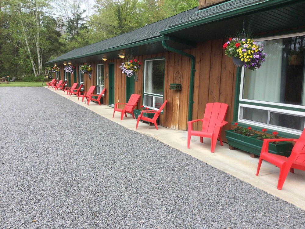 Dwight Village Motel