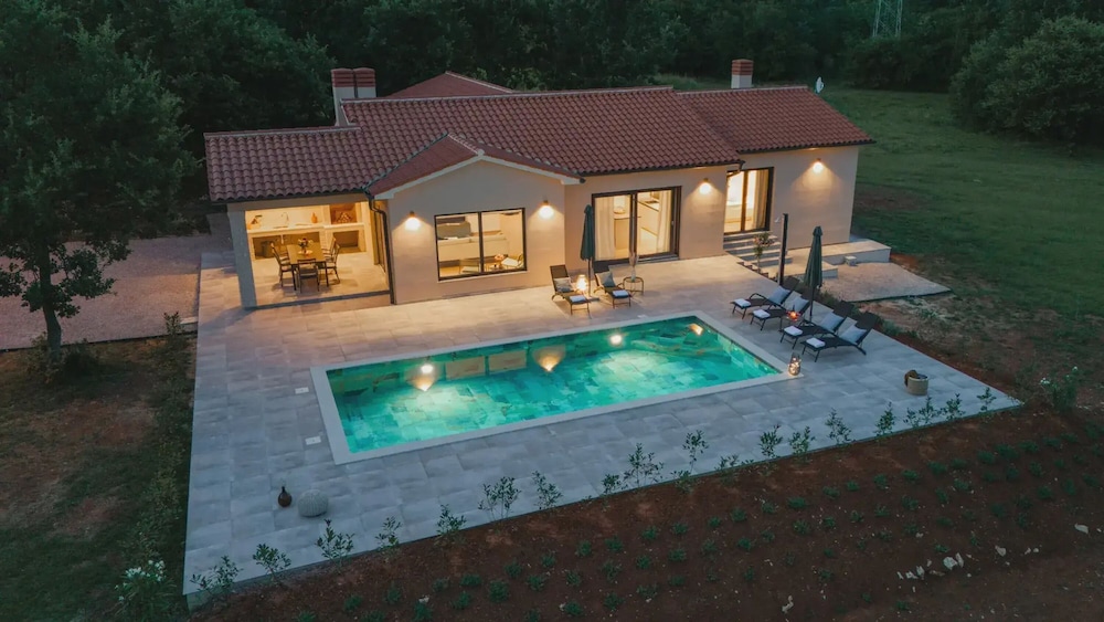 Photinia in Labin With 3 Bedrooms and 1 Bathrooms