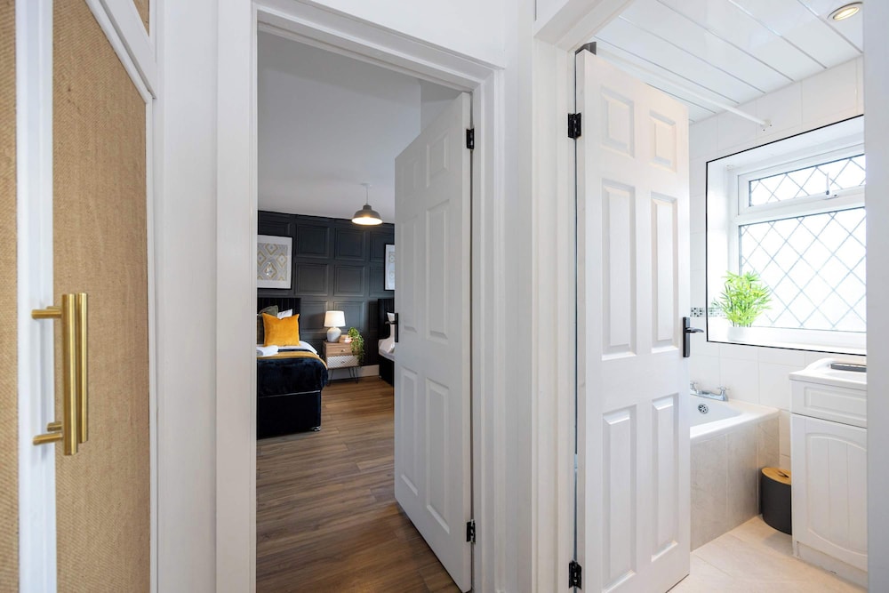 Spacious Apartment Near MCR Airport